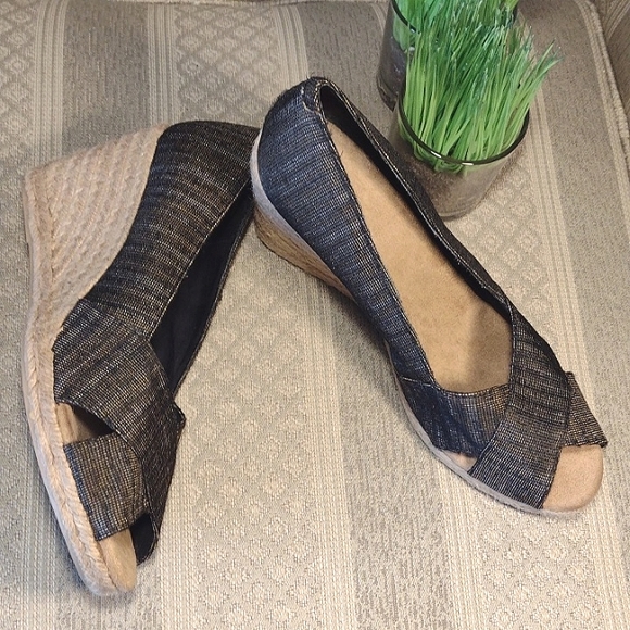 White Mountain Peep Toe Wedge - Picture 13 of 13